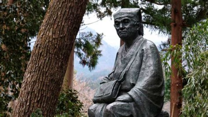 噛む癖がある人の心理とは?場所別の意味を徹底解説
